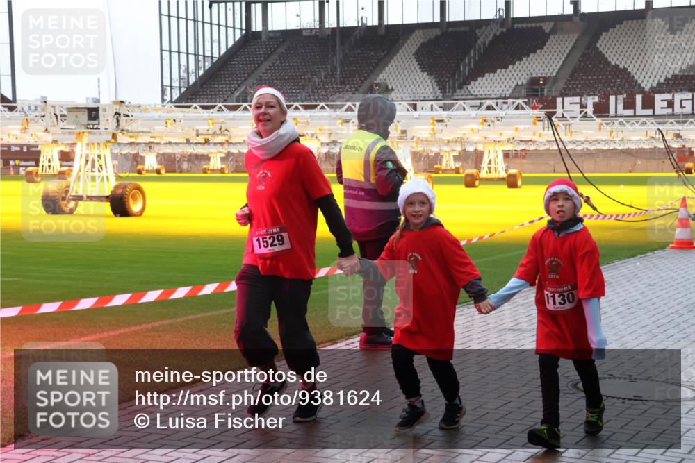 07.12.2025 - St. Pauli X-Mass-Run No. 15 Luisa Fischer http://msf.ph/oto/9381624 07.12.2025 11:18:01 Ziel 1529, 1130, 551, 845, 1122, 1125, 1127, 1130, 1340, 1529, 1531, 1686, 2477, 2766, 2846, 2849, 2915, 4627 meine-sportfotos.de