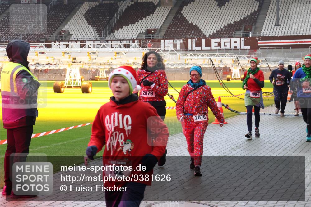 07.12.2025 - St. Pauli X-Mass-Run No. 15 Luisa Fischer http://msf.ph/oto/9381626 07.12.2025 10:46:28 Ziel 162, 2079, 2076, 1094, 2423, 908, 38, 41, 153, 162, 168, 178, 183, 908, 914, 917, 1041, 1094, 1715, 1823, 1955, 2076, 2079, 2080, 2082, 2089, 2216, 2218, 2303, 2306, 2324, 2326, 2334, 2423, 2574, 2733, 2734, 3835, 3838, 4589, 4616, 4619, 4620, 4762, 4854, 4860 meine-sportfotos.de