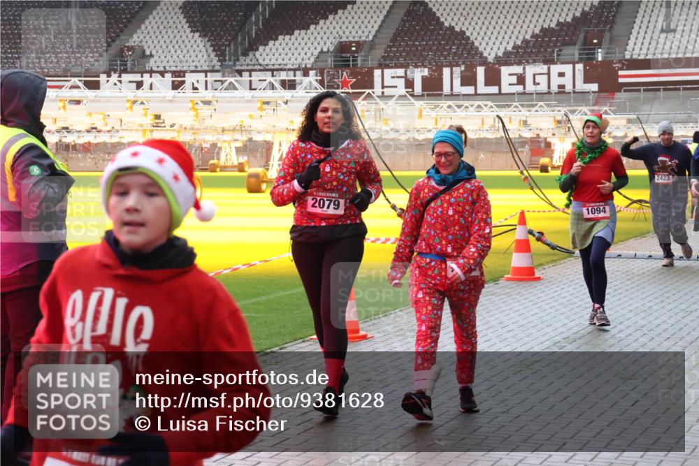 07.12.2025 - St. Pauli X-Mass-Run No. 15 Luisa Fischer http://msf.ph/oto/9381628 07.12.2025 10:46:28 Ziel 2079, 1094, 2423, 38, 41, 153, 162, 168, 178, 183, 908, 914, 917, 1041, 1094, 1715, 1823, 1955, 2076, 2079, 2080, 2082, 2089, 2216, 2218, 2303, 2306, 2324, 2326, 2334, 2423, 2574, 2733, 2734, 3835, 3838, 4589, 4616, 4619, 4620, 4762, 4854, 4860 meine-sportfotos.de