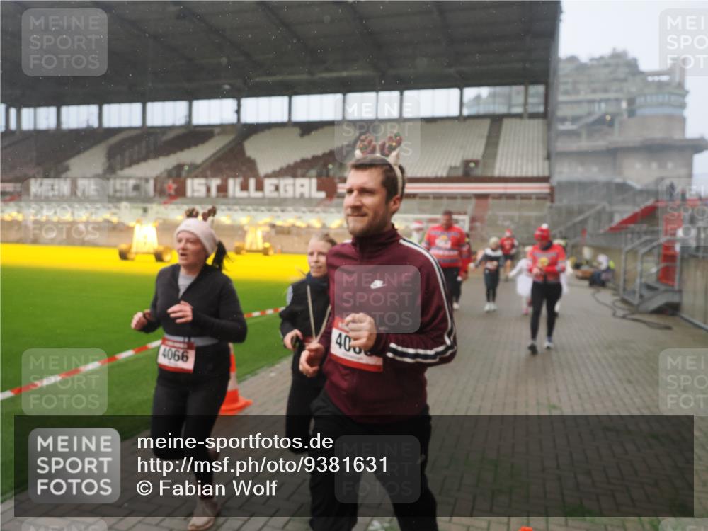 07.12.2025 - St. Pauli X-Mass-Run No. 15 Fabian Wolf http://msf.ph/oto/9381631 07.12.2025 10:09:03 Ziel 19, 786, 1176, 1461, 1465, 1570, 1575, 1576, 2126, 3300, 3484, 3891, 3904, 3907, 4066, 4067, 4068, 4113 meine-sportfotos.de