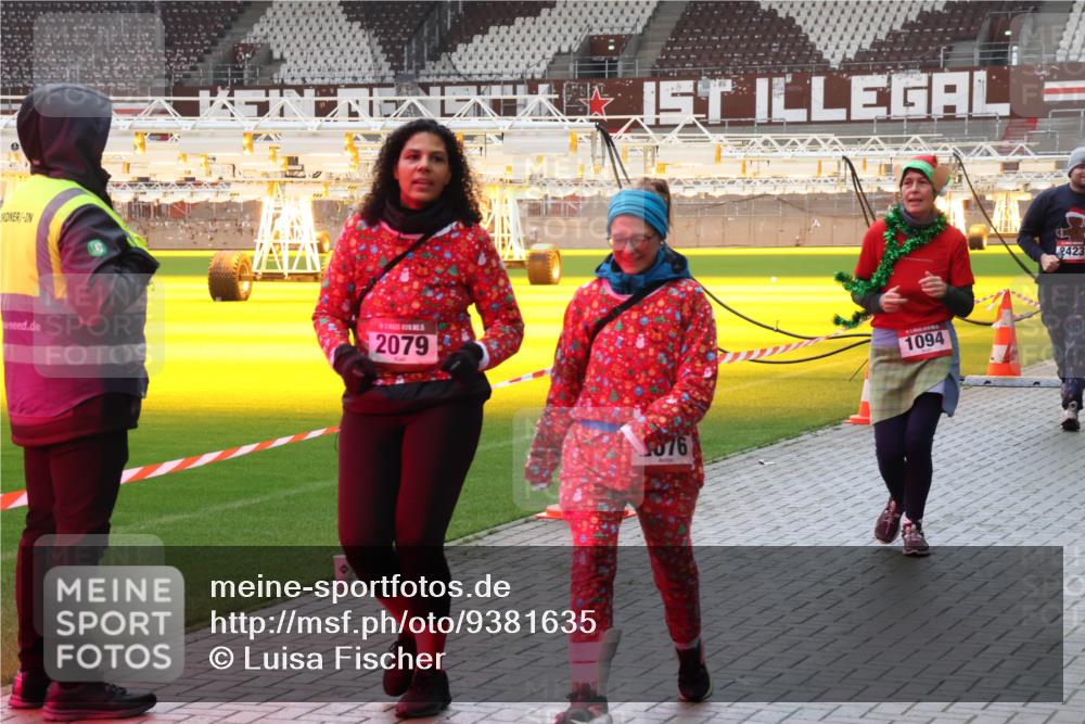 07.12.2025 - St. Pauli X-Mass-Run No. 15 Luisa Fischer http://msf.ph/oto/9381635 07.12.2025 10:46:29 Ziel 2079, 076, 1094, 2423, 38, 41, 153, 162, 168, 178, 183, 908, 914, 917, 1040, 1041, 1094, 1715, 1823, 1955, 2076, 2079, 2080, 2082, 2089, 2216, 2218, 2303, 2306, 2324, 2326, 2334, 2423, 2574, 2733, 2734, 2960, 3835, 3838, 4589, 4616, 4619, 4620, 4762, 4854 meine-sportfotos.de