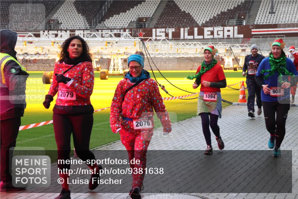 07.12.2025 - St. Pauli X-Mass-Run No. 15 Luisa Fischer http://msf.ph/oto/9381638 07.12.2025 10:46:29 Ziel 2079, 2076, 1094, 2423, 908, 38, 41, 153, 162, 168, 178, 183, 908, 914, 917, 1040, 1041, 1094, 1715, 1823, 1955, 2076, 2079, 2080, 2082, 2089, 2216, 2218, 2303, 2306, 2324, 2326, 2334, 2423, 2574, 2733, 2734, 2960, 3835, 3838, 4589, 4616, 4619, 4620, 4762, 4854 meine-sportfotos.de