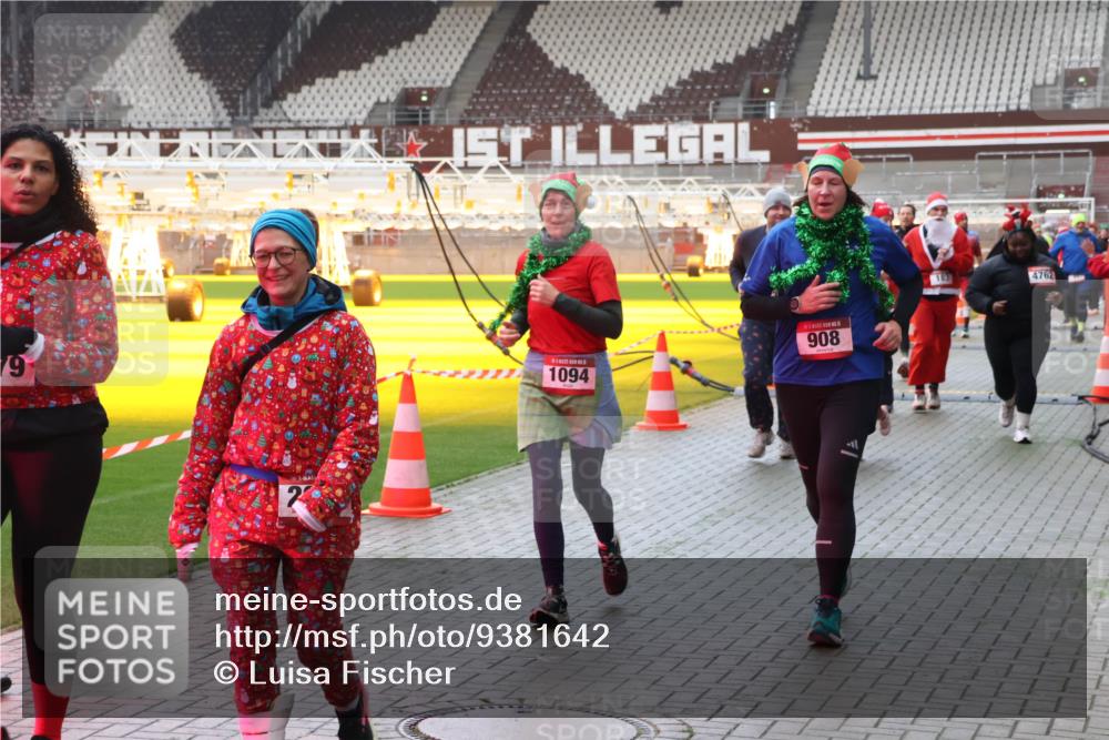 07.12.2025 - St. Pauli X-Mass-Run No. 15 Luisa Fischer http://msf.ph/oto/9381642 07.12.2025 10:46:30 Ziel 79, 2, 1094, 908, 4762, 38, 41, 153, 162, 168, 178, 183, 908, 914, 917, 1040, 1041, 1043, 1094, 1715, 1823, 1955, 2076, 2079, 2080, 2082, 2089, 2216, 2218, 2303, 2306, 2324, 2326, 2334, 2423, 2574, 2733, 2734, 2960, 3835, 3838, 4589, 4616, 4619, 4620, 4762, 4854 meine-sportfotos.de