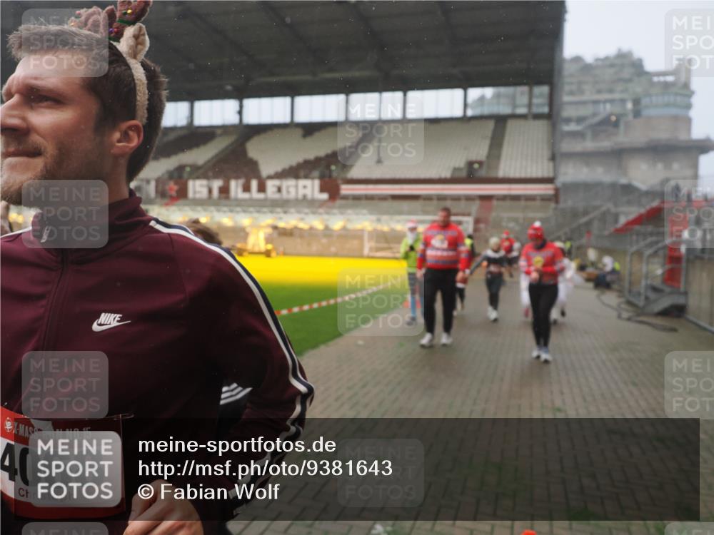 07.12.2025 - St. Pauli X-Mass-Run No. 15 Fabian Wolf http://msf.ph/oto/9381643 07.12.2025 10:09:03 Ziel 19, 786, 1176, 1461, 1465, 1570, 1575, 1576, 2126, 3300, 3484, 3891, 3904, 3907, 4066, 4067, 4068, 4113 meine-sportfotos.de