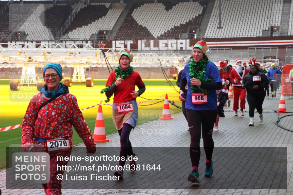 07.12.2025 - St. Pauli X-Mass-Run No. 15 Luisa Fischer http://msf.ph/oto/9381644 07.12.2025 10:46:30 Ziel 2076, 1094, 908, 4762, 38, 41, 153, 162, 168, 178, 183, 908, 914, 917, 1040, 1041, 1043, 1094, 1715, 1823, 1955, 2076, 2079, 2080, 2082, 2089, 2216, 2218, 2303, 2306, 2324, 2326, 2334, 2423, 2574, 2733, 2734, 2960, 3835, 3838, 4589, 4616, 4619, 4620, 4762, 4854 meine-sportfotos.de