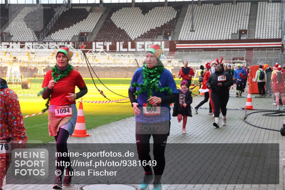 07.12.2025 - St. Pauli X-Mass-Run No. 15 Luisa Fischer http://msf.ph/oto/9381649 07.12.2025 10:46:31 Ziel 76, 590, 1094, 15, 908, 4762, 38, 41, 153, 162, 168, 178, 183, 641, 908, 914, 917, 1040, 1041, 1043, 1094, 1715, 1823, 1955, 2076, 2079, 2080, 2082, 2089, 2092, 2216, 2218, 2303, 2306, 2324, 2326, 2334, 2423, 2574, 2733, 2734, 2960, 3835, 3838, 4589, 4616, 4619, 4620, 4762, 4854 meine-sportfotos.de