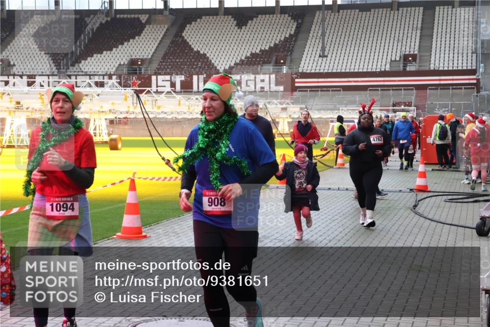 07.12.2025 - St. Pauli X-Mass-Run No. 15 Luisa Fischer http://msf.ph/oto/9381651 07.12.2025 10:46:31 Ziel 15, 1094, 908, 4762, 38, 41, 153, 162, 168, 178, 183, 641, 908, 914, 917, 1040, 1041, 1043, 1094, 1715, 1823, 1955, 2076, 2079, 2080, 2082, 2089, 2092, 2216, 2218, 2303, 2306, 2324, 2326, 2334, 2423, 2574, 2733, 2734, 2960, 3835, 3838, 4589, 4616, 4619, 4620, 4762, 4854 meine-sportfotos.de