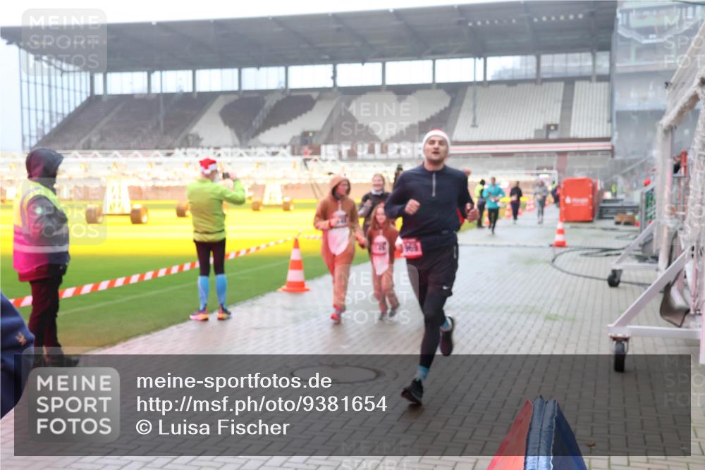 07.12.2025 - St. Pauli X-Mass-Run No. 15 Luisa Fischer http://msf.ph/oto/9381654 07.12.2025 10:11:33 Ziel 57, 979, 983, 1148, 1149, 1150, 1426, 1768, 1929, 1935, 1969, 2530, 3354, 3815, 4499, 4525, 4659, 4661, 4885 meine-sportfotos.de
