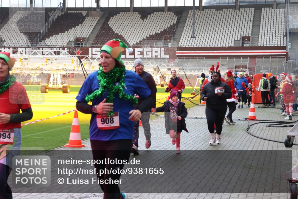 07.12.2025 - St. Pauli X-Mass-Run No. 15 Luisa Fischer http://msf.ph/oto/9381655 07.12.2025 10:46:32 Ziel 15, 15, 94, 908, 4762, 38, 41, 153, 162, 168, 178, 183, 641, 908, 914, 917, 1040, 1041, 1043, 1094, 1715, 1955, 2076, 2079, 2080, 2082, 2089, 2092, 2216, 2218, 2303, 2306, 2324, 2326, 2334, 2423, 2574, 2733, 2734, 2960, 3835, 3838, 4589, 4616, 4619, 4620, 4762, 4854 meine-sportfotos.de