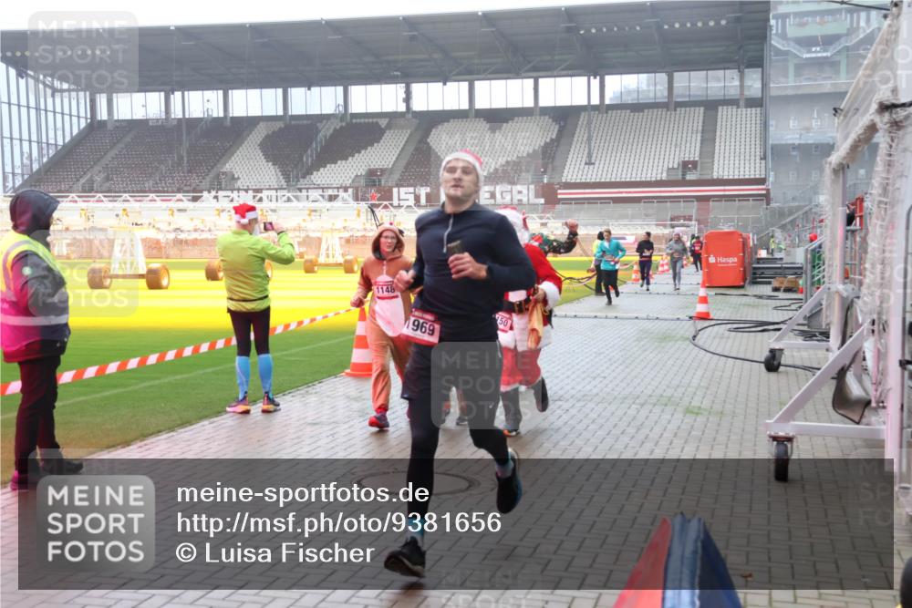 07.12.2025 - St. Pauli X-Mass-Run No. 15 Luisa Fischer http://msf.ph/oto/9381656 07.12.2025 10:11:33 Ziel 1148, 1969, 50, 57, 979, 983, 1148, 1149, 1150, 1426, 1768, 1929, 1935, 1969, 2530, 3354, 3815, 4499, 4525, 4659, 4661, 4885 meine-sportfotos.de