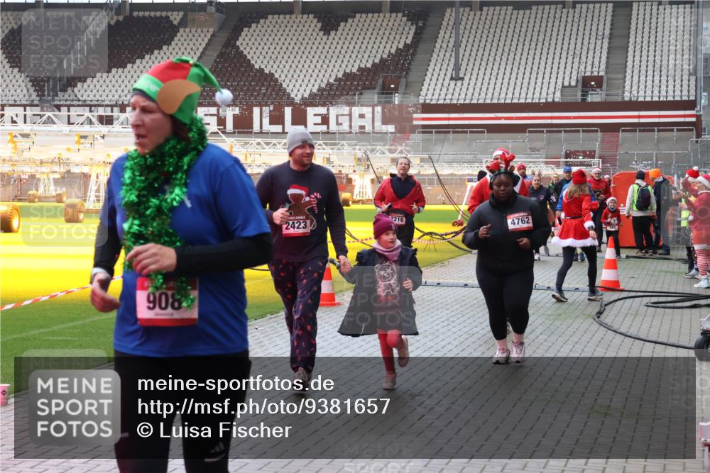 07.12.2025 - St. Pauli X-Mass-Run No. 15 Luisa Fischer http://msf.ph/oto/9381657 07.12.2025 10:46:32 Ziel 908, 2423, 2216, 4762, 168, 38, 41, 153, 162, 168, 178, 183, 641, 908, 914, 917, 1040, 1041, 1043, 1094, 1715, 1955, 2076, 2079, 2080, 2082, 2089, 2092, 2216, 2218, 2303, 2306, 2324, 2326, 2334, 2423, 2574, 2733, 2734, 2960, 3835, 3838, 4589, 4616, 4619, 4620, 4762, 4854 meine-sportfotos.de