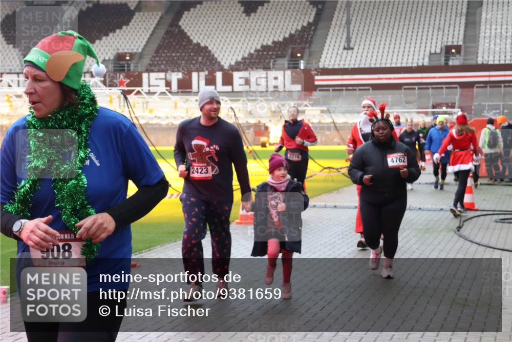 07.12.2025 - St. Pauli X-Mass-Run No. 15 Luisa Fischer http://msf.ph/oto/9381659 07.12.2025 10:46:32 Ziel 2, 15, 908, 2423, 2216, 4762, 38, 41, 153, 162, 168, 178, 183, 641, 908, 914, 917, 1040, 1041, 1043, 1094, 1715, 1955, 2076, 2079, 2080, 2082, 2089, 2092, 2216, 2218, 2303, 2306, 2324, 2326, 2334, 2423, 2574, 2733, 2734, 2960, 3835, 3838, 4589, 4616, 4619, 4620, 4762, 4854 meine-sportfotos.de