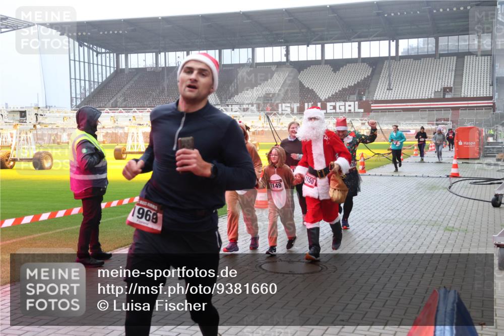 07.12.2025 - St. Pauli X-Mass-Run No. 15 Luisa Fischer http://msf.ph/oto/9381660 07.12.2025 10:11:34 Ziel 1969, 1149, 1150, 935, 57, 979, 983, 1148, 1149, 1150, 1426, 1768, 1929, 1935, 1969, 2530, 3354, 3815, 4499, 4525, 4659, 4661, 4662, 4885 meine-sportfotos.de