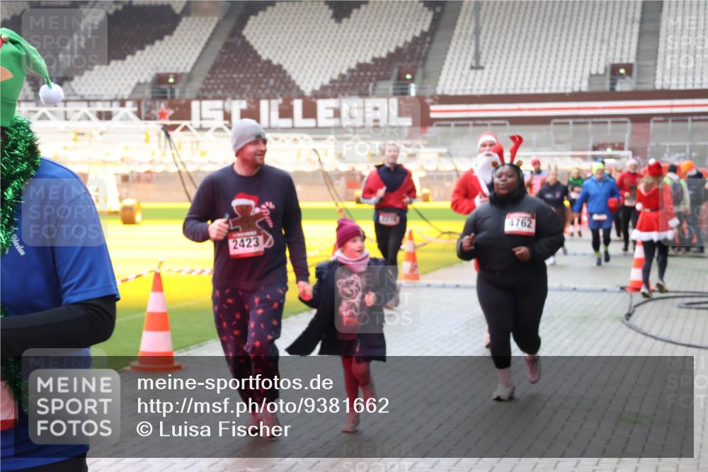 07.12.2025 - St. Pauli X-Mass-Run No. 15 Luisa Fischer http://msf.ph/oto/9381662 07.12.2025 10:46:33 Ziel 2423, 4762, 38, 41, 153, 162, 168, 178, 183, 479, 639, 641, 908, 914, 917, 1040, 1041, 1043, 1094, 1715, 1955, 2076, 2079, 2080, 2082, 2089, 2092, 2216, 2218, 2303, 2306, 2324, 2326, 2334, 2423, 2574, 2733, 2734, 2960, 3835, 3838, 4589, 4616, 4619, 4620, 4762, 4854 meine-sportfotos.de