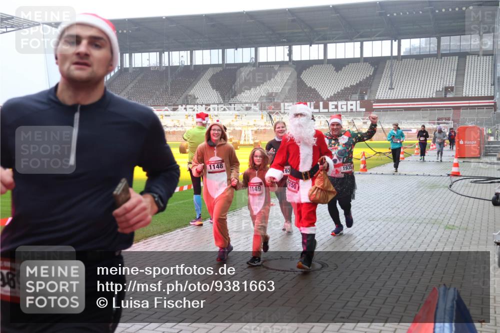 07.12.2025 - St. Pauli X-Mass-Run No. 15 Luisa Fischer http://msf.ph/oto/9381663 07.12.2025 10:11:34 Ziel 969, 1148, 1149, 92, 1150, 1935, 57, 979, 983, 1148, 1149, 1150, 1426, 1768, 1929, 1935, 1969, 2530, 3354, 3815, 4499, 4525, 4659, 4661, 4662, 4885 meine-sportfotos.de