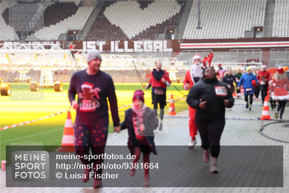 07.12.2025 - St. Pauli X-Mass-Run No. 15 Luisa Fischer http://msf.ph/oto/9381664 07.12.2025 10:46:33 Ziel 4700, 38, 41, 153, 162, 168, 178, 183, 479, 639, 641, 908, 914, 917, 1040, 1041, 1043, 1094, 1715, 1955, 2076, 2079, 2080, 2082, 2089, 2092, 2216, 2218, 2303, 2306, 2324, 2326, 2334, 2423, 2574, 2733, 2734, 2960, 3835, 3838, 4589, 4616, 4619, 4620, 4762, 4854 meine-sportfotos.de