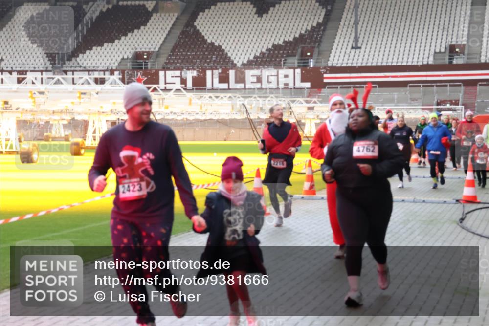 07.12.2025 - St. Pauli X-Mass-Run No. 15 Luisa Fischer http://msf.ph/oto/9381666 07.12.2025 10:46:33 Ziel 2423, 1, 2216, 4762, 38, 41, 153, 162, 168, 178, 183, 479, 639, 641, 908, 914, 917, 1040, 1041, 1043, 1094, 1715, 1955, 2076, 2079, 2080, 2082, 2089, 2092, 2216, 2218, 2303, 2306, 2324, 2326, 2334, 2423, 2574, 2733, 2734, 2960, 3835, 3838, 4589, 4616, 4619, 4620, 4762, 4854 meine-sportfotos.de