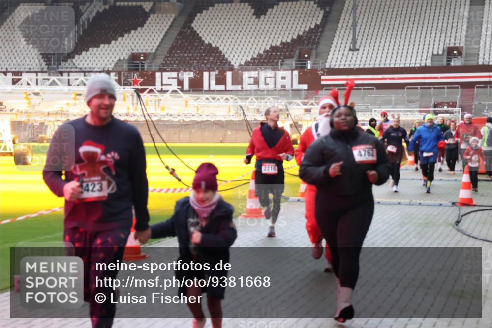 07.12.2025 - St. Pauli X-Mass-Run No. 15 Luisa Fischer http://msf.ph/oto/9381668 07.12.2025 10:46:34 Ziel 423, 4762, 2216, 38, 41, 153, 162, 168, 178, 183, 479, 485, 639, 641, 908, 914, 917, 1040, 1041, 1043, 1094, 1715, 1955, 2076, 2079, 2080, 2082, 2089, 2092, 2216, 2218, 2303, 2306, 2324, 2326, 2334, 2423, 2574, 2733, 2734, 2960, 3835, 3838, 4589, 4616, 4619, 4620, 4762 meine-sportfotos.de