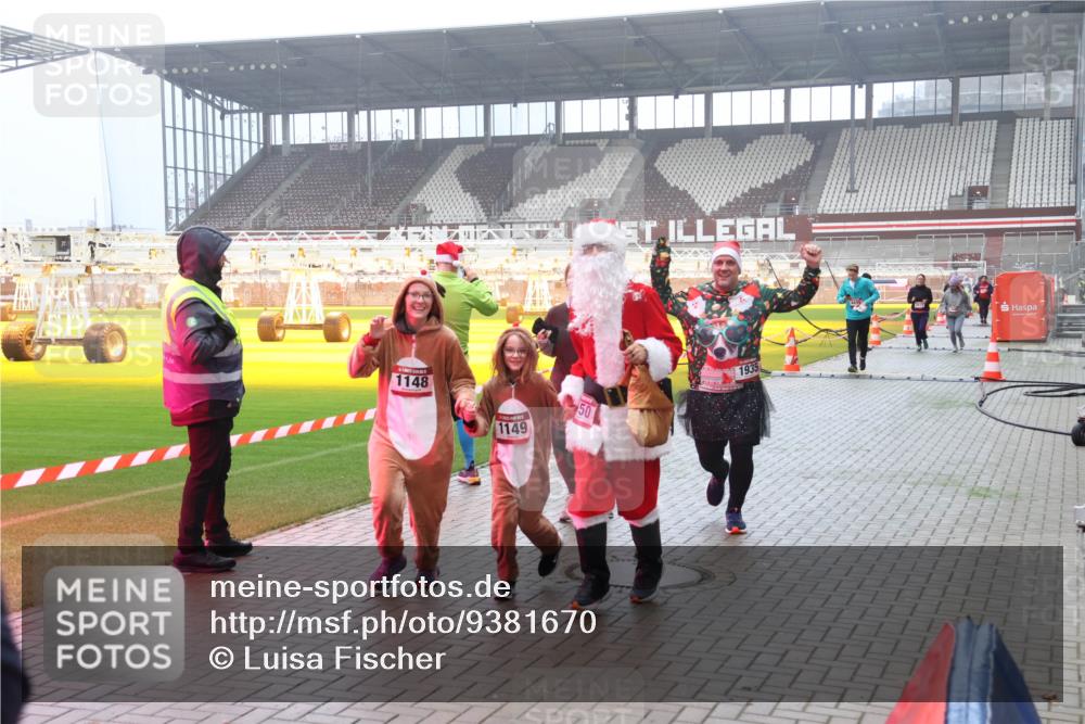 07.12.2025 - St. Pauli X-Mass-Run No. 15 Luisa Fischer http://msf.ph/oto/9381670 07.12.2025 10:11:34 Ziel 1148, 1149, 50, 1935, 57, 979, 983, 1148, 1149, 1150, 1426, 1768, 1929, 1935, 1969, 2530, 3354, 3815, 4499, 4525, 4659, 4661, 4662, 4885 meine-sportfotos.de