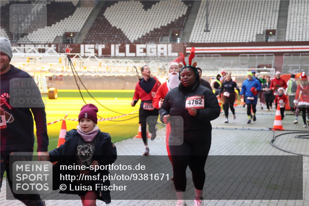07.12.2025 - St. Pauli X-Mass-Run No. 15 Luisa Fischer http://msf.ph/oto/9381671 07.12.2025 10:46:34 Ziel 2216, 4762, 38, 41, 153, 162, 168, 178, 183, 479, 485, 639, 641, 908, 914, 917, 1040, 1041, 1043, 1094, 1715, 1955, 2076, 2079, 2080, 2082, 2089, 2092, 2216, 2218, 2303, 2306, 2324, 2326, 2334, 2423, 2574, 2733, 2734, 2960, 3835, 3838, 4589, 4616, 4619, 4620, 4762 meine-sportfotos.de