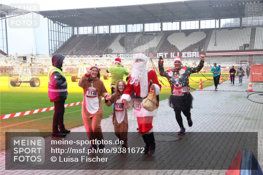 07.12.2025 - St. Pauli X-Mass-Run No. 15 Luisa Fischer http://msf.ph/oto/9381672 07.12.2025 10:11:35 Ziel 1148, 1149, 150, 1935, 57, 979, 983, 1148, 1149, 1150, 1426, 1768, 1929, 1935, 1969, 2530, 3354, 3815, 4499, 4525, 4659, 4661, 4662, 4885 meine-sportfotos.de
