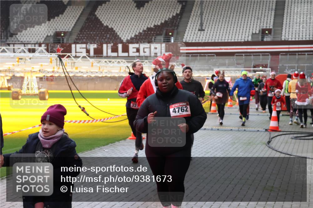 07.12.2025 - St. Pauli X-Mass-Run No. 15 Luisa Fischer http://msf.ph/oto/9381673 07.12.2025 10:46:34 Ziel 22, 5, 4762, 38, 41, 153, 162, 168, 178, 183, 479, 485, 639, 641, 908, 914, 917, 1040, 1041, 1043, 1094, 1715, 1955, 2076, 2079, 2080, 2082, 2089, 2092, 2216, 2218, 2303, 2306, 2324, 2326, 2334, 2423, 2574, 2733, 2734, 2960, 3835, 3838, 4589, 4616, 4619, 4620, 4762 meine-sportfotos.de
