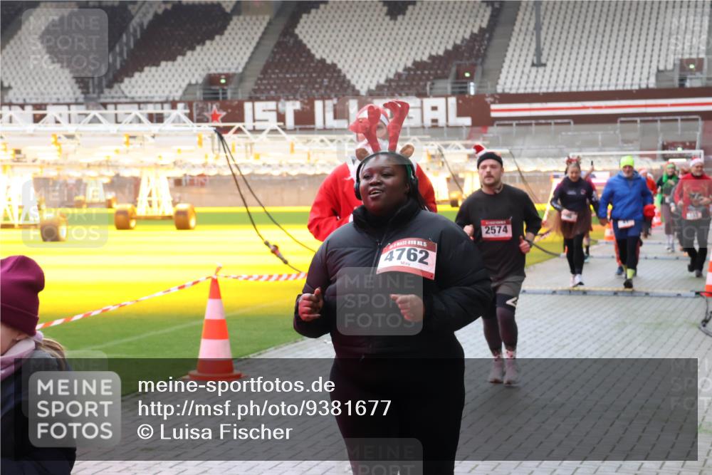 07.12.2025 - St. Pauli X-Mass-Run No. 15 Luisa Fischer http://msf.ph/oto/9381677 07.12.2025 10:46:35 Ziel 4762, 2574, 38, 41, 153, 162, 168, 178, 183, 479, 485, 639, 641, 908, 914, 917, 1040, 1041, 1043, 1094, 1715, 1955, 2076, 2079, 2080, 2082, 2089, 2092, 2216, 2218, 2303, 2306, 2324, 2326, 2334, 2423, 2574, 2733, 2734, 2960, 3835, 3838, 4589, 4616, 4619, 4620, 4762 meine-sportfotos.de