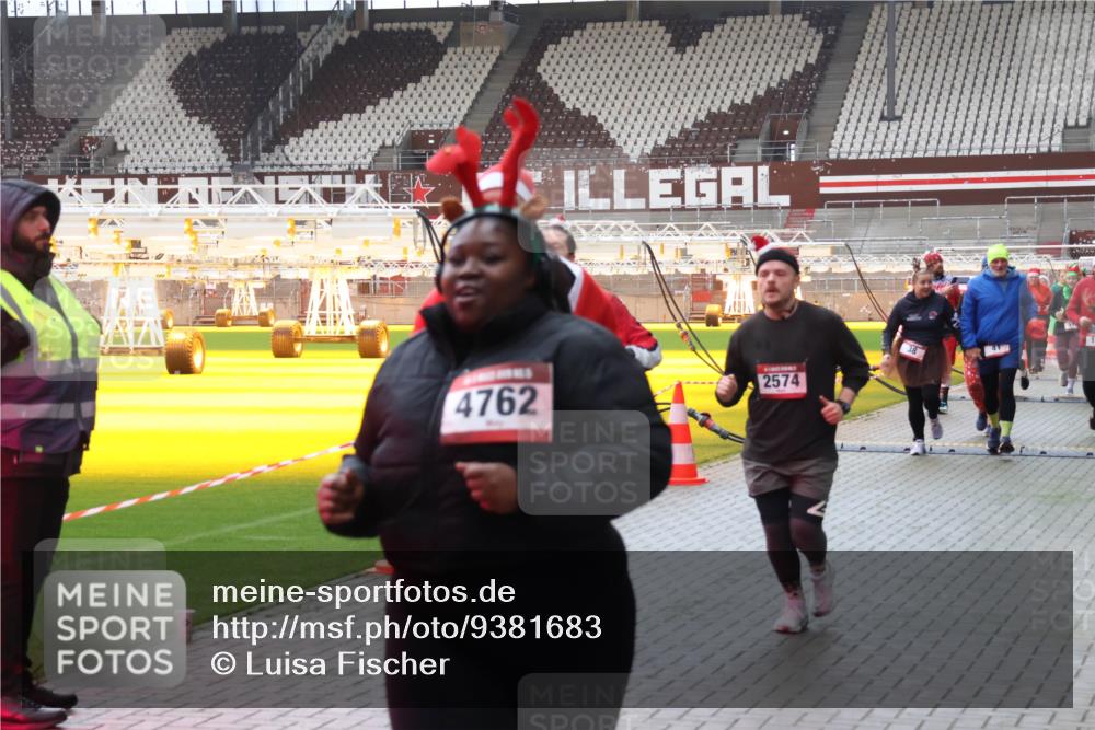 07.12.2025 - St. Pauli X-Mass-Run No. 15 Luisa Fischer http://msf.ph/oto/9381683 07.12.2025 10:46:36 Ziel 4762, 2574, 38, 41, 153, 162, 168, 178, 183, 479, 485, 639, 641, 908, 914, 917, 1040, 1041, 1043, 1094, 1715, 1955, 2076, 2079, 2080, 2082, 2089, 2092, 2216, 2218, 2303, 2306, 2324, 2326, 2334, 2423, 2574, 2733, 2734, 2960, 3835, 3838, 4589, 4616, 4619, 4620, 4762 meine-sportfotos.de