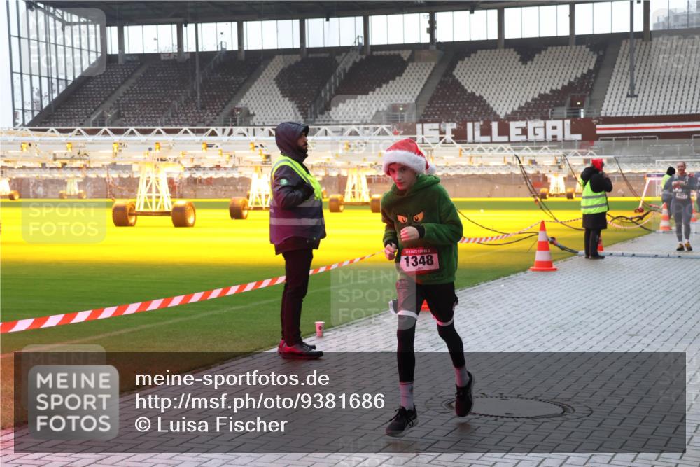 07.12.2025 - St. Pauli X-Mass-Run No. 15 Luisa Fischer http://msf.ph/oto/9381686 07.12.2025 11:18:32 Ziel 1, 1348, 427, 1325, 1348, 2045, 2915, 3201, 3221, 3304, 3327, 4627 meine-sportfotos.de
