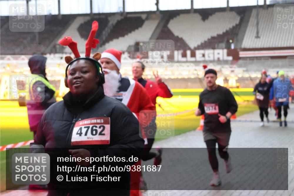 07.12.2025 - St. Pauli X-Mass-Run No. 15 Luisa Fischer http://msf.ph/oto/9381687 07.12.2025 10:46:36 Ziel 4762, 2574, 38, 41, 153, 162, 168, 178, 183, 479, 485, 639, 641, 908, 914, 917, 1040, 1041, 1043, 1094, 1715, 1955, 2076, 2079, 2080, 2082, 2089, 2092, 2216, 2218, 2303, 2306, 2324, 2326, 2334, 2423, 2574, 2733, 2734, 2960, 3835, 3838, 4589, 4616, 4619, 4620, 4762 meine-sportfotos.de