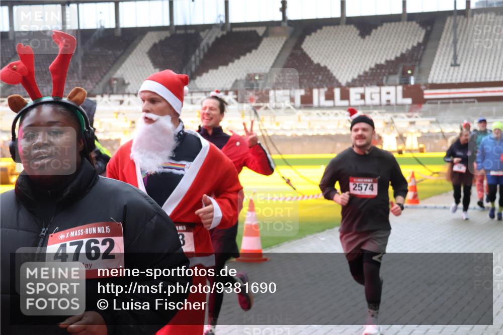 07.12.2025 - St. Pauli X-Mass-Run No. 15 Luisa Fischer http://msf.ph/oto/9381690 07.12.2025 10:46:37 Ziel 15, 4762, 2574, 38, 41, 153, 162, 168, 178, 183, 479, 485, 639, 641, 908, 914, 917, 1040, 1041, 1043, 1094, 1715, 1955, 2076, 2079, 2080, 2082, 2089, 2092, 2216, 2218, 2303, 2306, 2324, 2326, 2334, 2423, 2574, 2733, 2734, 2960, 2998, 3835, 3838, 4589, 4616, 4619, 4620, 4762 meine-sportfotos.de