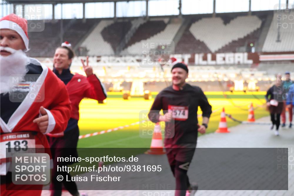 07.12.2025 - St. Pauli X-Mass-Run No. 15 Luisa Fischer http://msf.ph/oto/9381695 07.12.2025 10:46:37 Ziel 183, 3574, 38, 41, 153, 162, 168, 178, 183, 479, 485, 639, 641, 908, 914, 917, 1040, 1041, 1043, 1094, 1715, 1955, 2076, 2079, 2080, 2082, 2089, 2092, 2216, 2218, 2303, 2306, 2324, 2326, 2334, 2423, 2574, 2733, 2734, 2960, 2998, 3835, 3838, 4589, 4616, 4619, 4620, 4762 meine-sportfotos.de