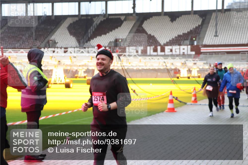 07.12.2025 - St. Pauli X-Mass-Run No. 15 Luisa Fischer http://msf.ph/oto/9381697 07.12.2025 10:46:38 Ziel 2574, 38, 41, 153, 162, 168, 178, 183, 221, 479, 485, 639, 641, 908, 914, 917, 921, 1040, 1041, 1043, 1094, 1715, 1955, 2076, 2079, 2080, 2082, 2089, 2092, 2216, 2218, 2303, 2306, 2324, 2326, 2334, 2423, 2574, 2733, 2734, 2960, 2998, 3001, 4589, 4616, 4619, 4620, 4762 meine-sportfotos.de