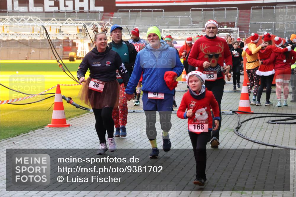 07.12.2025 - St. Pauli X-Mass-Run No. 15 Luisa Fischer http://msf.ph/oto/9381702 07.12.2025 10:46:39 Ziel 38, 41, 168, 5, 153, 360, 38, 41, 153, 162, 168, 178, 183, 221, 479, 485, 639, 641, 908, 914, 917, 921, 1040, 1041, 1043, 1094, 1242, 1715, 1955, 2076, 2079, 2080, 2082, 2089, 2092, 2216, 2218, 2303, 2306, 2334, 2423, 2574, 2733, 2734, 2960, 2965, 2998, 3001, 4589, 4616, 4619, 4620, 4762 meine-sportfotos.de