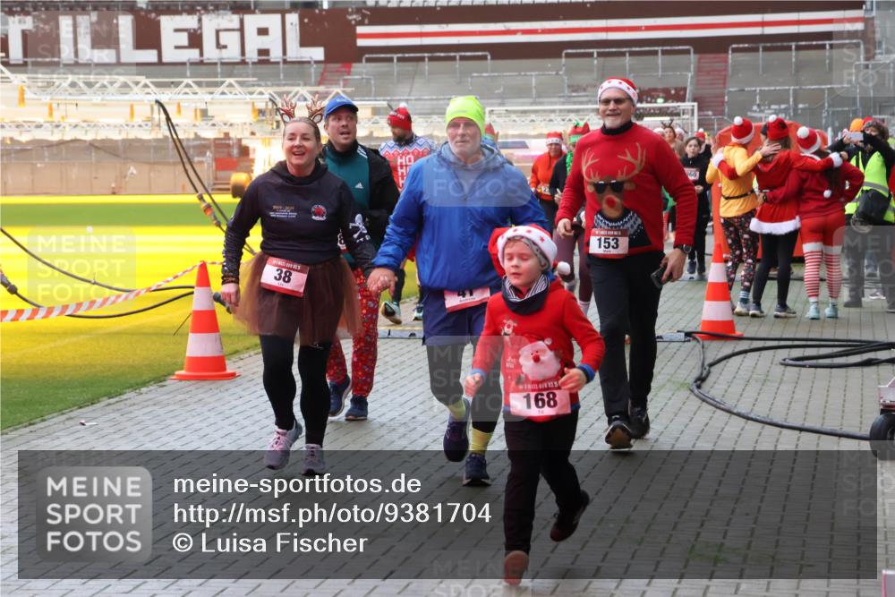 07.12.2025 - St. Pauli X-Mass-Run No. 15 Luisa Fischer http://msf.ph/oto/9381704 07.12.2025 10:46:40 Ziel 38, 41, 25, 168, 153, 960, 38, 41, 153, 162, 168, 178, 183, 221, 479, 485, 639, 641, 908, 914, 917, 921, 1040, 1041, 1043, 1094, 1242, 1715, 1955, 2076, 2079, 2080, 2082, 2089, 2092, 2216, 2303, 2306, 2334, 2423, 2574, 2733, 2734, 2960, 2965, 2998, 3001, 4589, 4616, 4619, 4620 meine-sportfotos.de