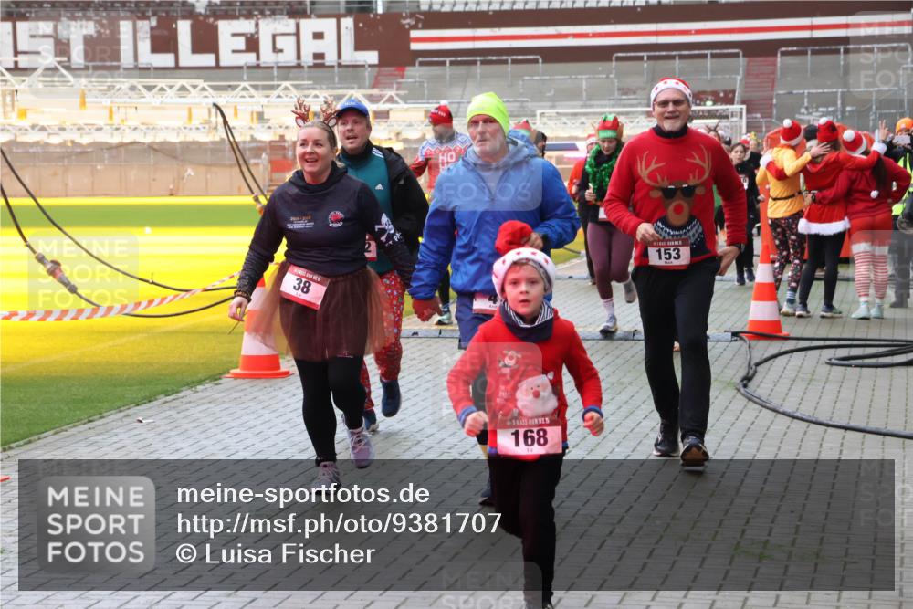 07.12.2025 - St. Pauli X-Mass-Run No. 15 Luisa Fischer http://msf.ph/oto/9381707 07.12.2025 10:46:40 Ziel 2009, 2024, 38, 8, 168, 153, 38, 41, 153, 162, 168, 178, 183, 221, 479, 485, 639, 641, 908, 914, 917, 921, 1040, 1041, 1043, 1094, 1242, 1715, 1955, 2076, 2079, 2080, 2082, 2089, 2092, 2216, 2303, 2306, 2334, 2423, 2574, 2733, 2734, 2960, 2965, 2998, 3001, 4589, 4616, 4619, 4620 meine-sportfotos.de
