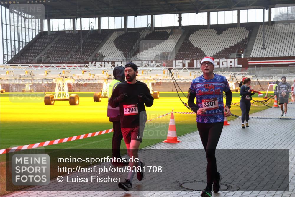 07.12.2025 - St. Pauli X-Mass-Run No. 15 Luisa Fischer http://msf.ph/oto/9381708 07.12.2025 11:18:38 Ziel 3304, 15, 3201, 46, 1325, 1348, 2045, 2915, 3201, 3221, 3304, 3327, 3634, 3636, 4627 meine-sportfotos.de