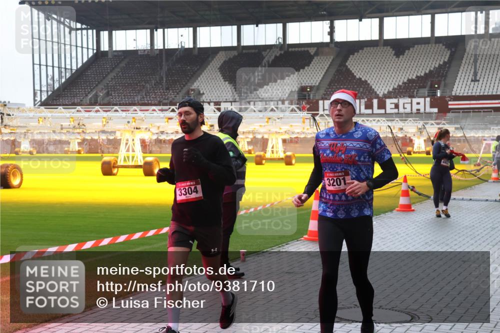 07.12.2025 - St. Pauli X-Mass-Run No. 15 Luisa Fischer http://msf.ph/oto/9381710 07.12.2025 11:18:38 Ziel 3304, 5, 3201, 46, 1325, 1348, 2045, 2915, 3201, 3221, 3304, 3327, 3634, 3636, 4627 meine-sportfotos.de