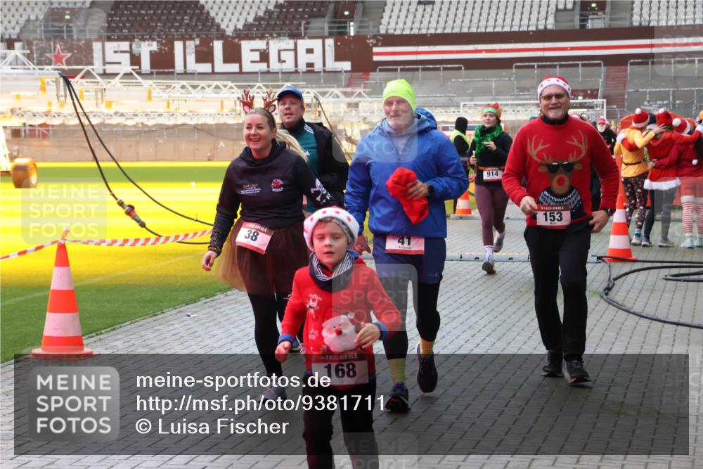 07.12.2025 - St. Pauli X-Mass-Run No. 15 Luisa Fischer http://msf.ph/oto/9381711 07.12.2025 10:46:41 Ziel 38, 15, 168, 914, 1, 5, 153, 38, 41, 153, 162, 168, 178, 183, 221, 479, 485, 639, 641, 908, 914, 917, 921, 1040, 1041, 1043, 1094, 1242, 1715, 1955, 2076, 2079, 2080, 2082, 2089, 2092, 2216, 2303, 2306, 2334, 2423, 2574, 2733, 2734, 2960, 2965, 2998, 3001, 4589, 4616, 4619, 4620 meine-sportfotos.de