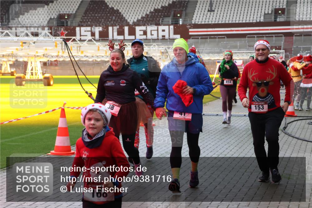 07.12.2025 - St. Pauli X-Mass-Run No. 15 Luisa Fischer http://msf.ph/oto/9381716 07.12.2025 10:46:41 Ziel 209, 2024, 38, 41, 168, 914, 15, 153, 38, 41, 153, 162, 168, 178, 183, 221, 479, 485, 639, 641, 908, 914, 917, 921, 1040, 1041, 1043, 1094, 1242, 1715, 1955, 2076, 2079, 2080, 2082, 2089, 2092, 2216, 2303, 2306, 2334, 2423, 2574, 2733, 2734, 2960, 2965, 2998, 3001, 4589, 4616, 4619, 4620 meine-sportfotos.de