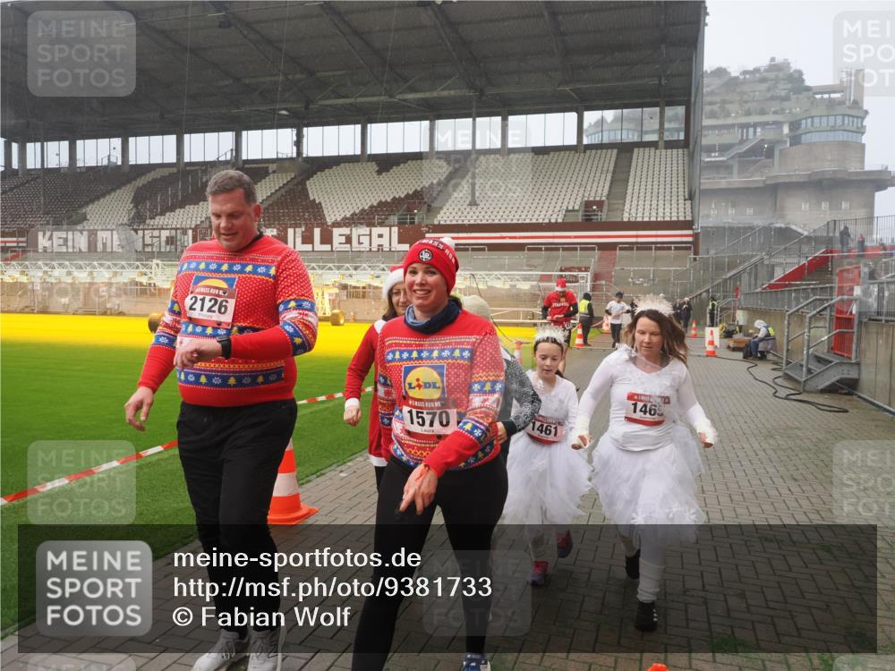 07.12.2025 - St. Pauli X-Mass-Run No. 15 Fabian Wolf http://msf.ph/oto/9381733 07.12.2025 10:09:07 Ziel 19, 786, 1461, 1465, 1570, 1575, 1576, 2126, 3300, 3484, 3891, 4066, 4067, 4068, 4113, 4666 meine-sportfotos.de