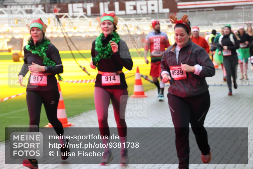 07.12.2025 - St. Pauli X-Mass-Run No. 15 Luisa Fischer http://msf.ph/oto/9381738 07.12.2025 10:46:45 Ziel 917, 4589, 914, 38, 41, 153, 162, 168, 178, 183, 221, 479, 485, 639, 641, 908, 914, 917, 921, 1040, 1041, 1043, 1094, 1242, 1715, 1955, 2080, 2082, 2092, 2216, 2303, 2306, 2334, 2423, 2536, 2574, 2733, 2734, 2960, 2965, 2998, 3001, 4589, 4616, 4619, 4620 meine-sportfotos.de