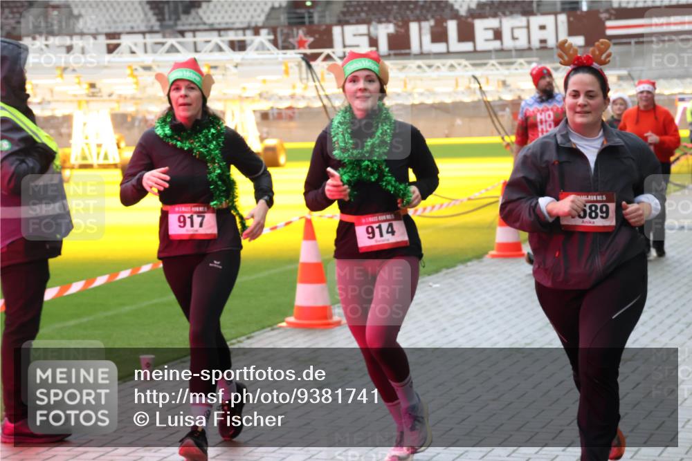 07.12.2025 - St. Pauli X-Mass-Run No. 15 Luisa Fischer http://msf.ph/oto/9381741 07.12.2025 10:46:45 Ziel 917, 914, 589, 38, 41, 153, 162, 168, 178, 183, 221, 479, 485, 639, 641, 908, 914, 917, 921, 1040, 1041, 1043, 1094, 1242, 1715, 1955, 2080, 2082, 2092, 2216, 2303, 2306, 2334, 2423, 2536, 2574, 2733, 2734, 2960, 2965, 2998, 3001, 4589, 4616, 4619, 4620 meine-sportfotos.de