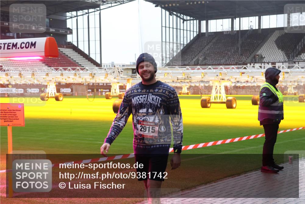 07.12.2025 - St. Pauli X-Mass-Run No. 15 Luisa Fischer http://msf.ph/oto/9381742 07.12.2025 11:18:53 Ziel 15, 2915, 1325, 1348, 2045, 2918, 3138, 3158, 3201, 3221, 3304, 3327, 3634, 3636 meine-sportfotos.de