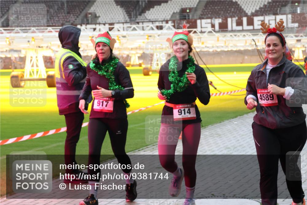 07.12.2025 - St. Pauli X-Mass-Run No. 15 Luisa Fischer http://msf.ph/oto/9381744 07.12.2025 10:46:46 Ziel 917, 914, 4589, 38, 41, 58, 153, 162, 168, 178, 183, 221, 479, 485, 639, 641, 908, 914, 917, 921, 1040, 1041, 1043, 1094, 1242, 1715, 1955, 2080, 2082, 2092, 2216, 2303, 2306, 2334, 2423, 2488, 2536, 2574, 2733, 2734, 2960, 2965, 2998, 3001, 4589, 4616, 4619, 4620 meine-sportfotos.de
