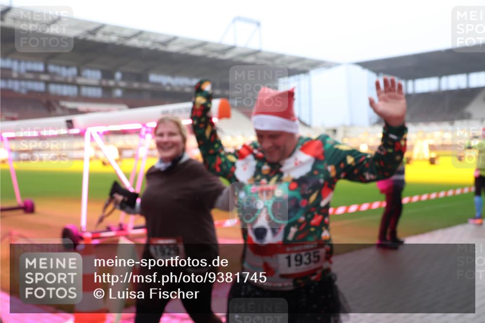 07.12.2025 - St. Pauli X-Mass-Run No. 15 Luisa Fischer http://msf.ph/oto/9381745 07.12.2025 10:11:37 Ziel 1929, 1935, 57, 979, 983, 1148, 1149, 1150, 1426, 1768, 1929, 1935, 1969, 2530, 3354, 3815, 4499, 4525, 4659, 4661, 4662, 4885 meine-sportfotos.de