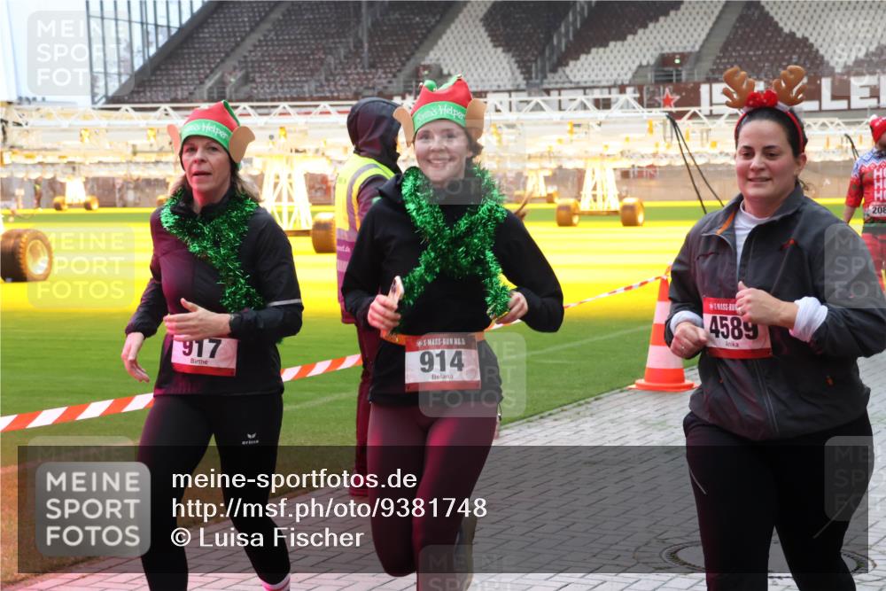 07.12.2025 - St. Pauli X-Mass-Run No. 15 Luisa Fischer http://msf.ph/oto/9381748 07.12.2025 10:46:46 Ziel 917, 15, 914, 4589, 208, 38, 41, 58, 153, 162, 168, 178, 183, 221, 479, 485, 639, 641, 908, 914, 917, 921, 1040, 1041, 1043, 1094, 1242, 1715, 1955, 2080, 2082, 2092, 2216, 2303, 2306, 2334, 2423, 2488, 2536, 2574, 2733, 2734, 2960, 2965, 2998, 3001, 4589, 4616, 4619, 4620 meine-sportfotos.de