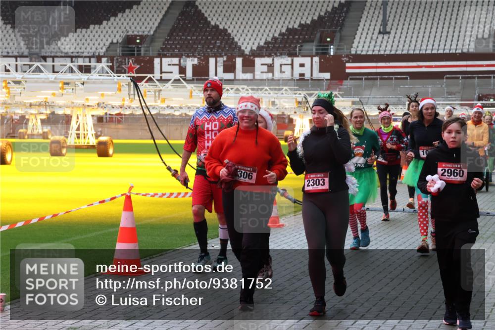 07.12.2025 - St. Pauli X-Mass-Run No. 15 Luisa Fischer http://msf.ph/oto/9381752 07.12.2025 10:46:49 Ziel 306, 2303, 10, 15, 2960, 38, 41, 58, 81, 153, 162, 168, 178, 183, 221, 479, 485, 639, 641, 908, 914, 917, 921, 1040, 1041, 1043, 1094, 1242, 1715, 1955, 2080, 2082, 2092, 2216, 2303, 2306, 2334, 2423, 2488, 2536, 2574, 2733, 2734, 2960, 2965, 2998, 3001, 4589 meine-sportfotos.de