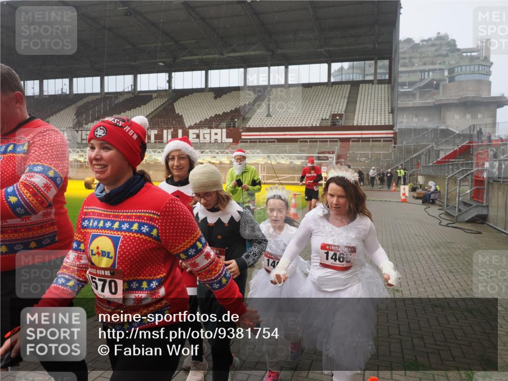07.12.2025 - St. Pauli X-Mass-Run No. 15 Fabian Wolf http://msf.ph/oto/9381754 07.12.2025 10:09:07 Ziel 19, 786, 1461, 1465, 1570, 1575, 1576, 2126, 3300, 3484, 3891, 4066, 4067, 4068, 4113, 4666 meine-sportfotos.de