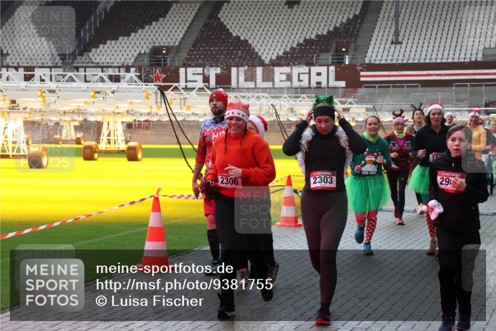 07.12.2025 - St. Pauli X-Mass-Run No. 15 Luisa Fischer http://msf.ph/oto/9381755 07.12.2025 10:46:49 Ziel 2306, 2303, 15, 296, 38, 41, 58, 81, 153, 162, 168, 178, 183, 221, 479, 485, 639, 641, 908, 914, 917, 921, 1040, 1041, 1043, 1094, 1242, 1715, 1955, 2080, 2082, 2092, 2216, 2303, 2306, 2334, 2423, 2488, 2536, 2574, 2733, 2734, 2960, 2965, 2998, 3001, 4589 meine-sportfotos.de